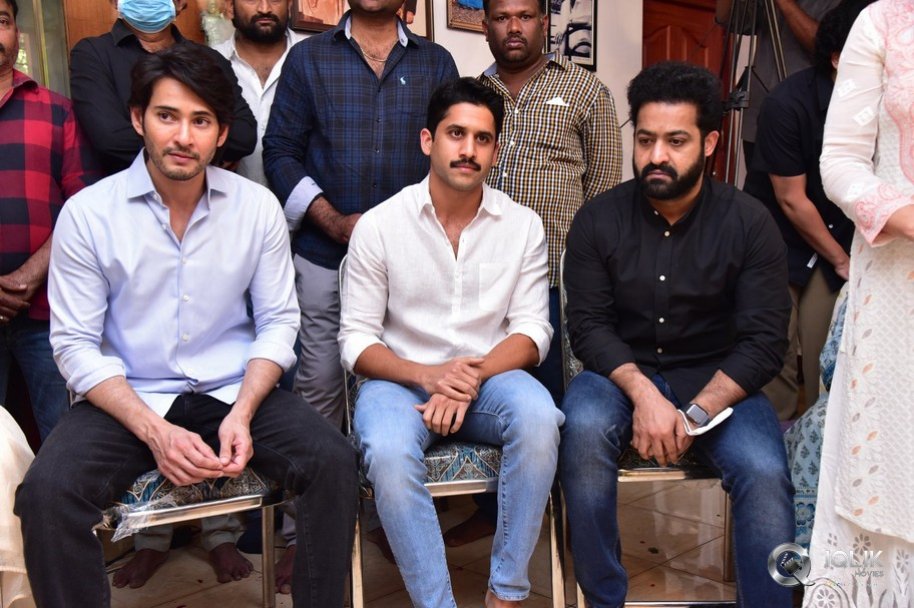 Celebrities-pay-homage-to-superstar-Krishna